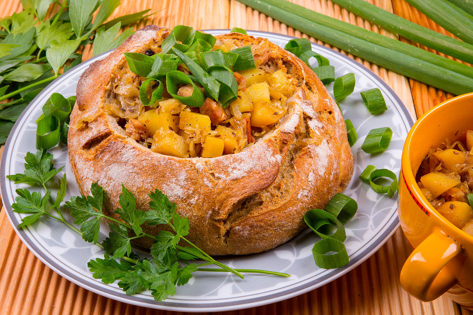 Rustikale Kasselerpfanne im Brotlaib