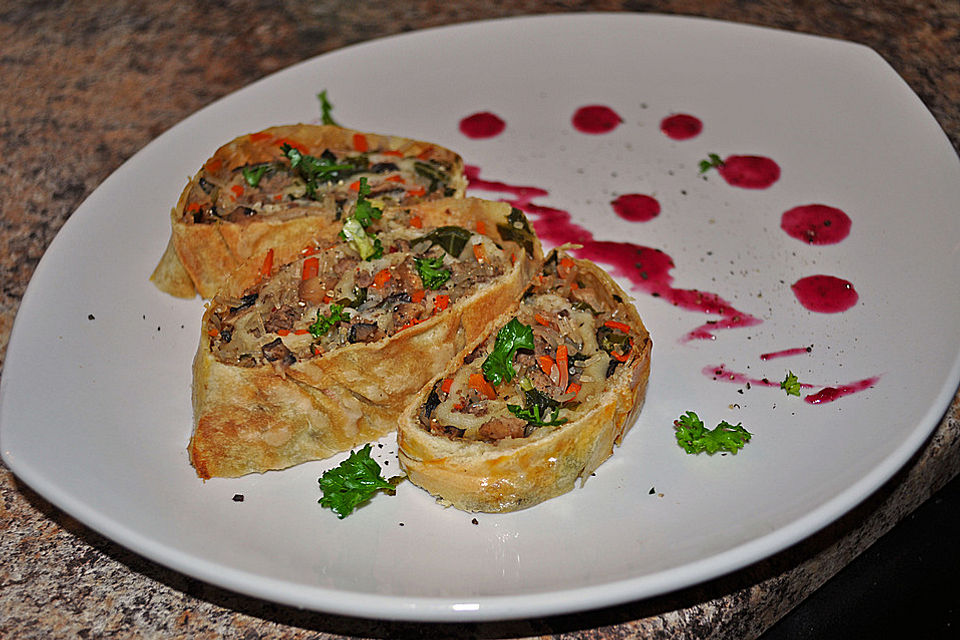 Asiatischer Strudel mit scharfer Pflaumensoße