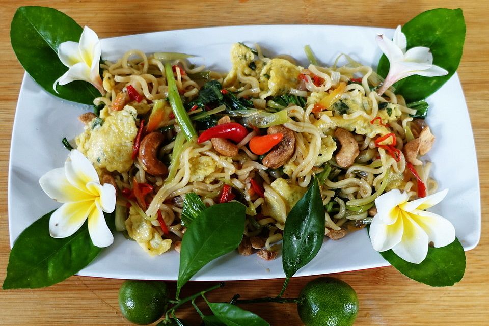 Thailändische Eiernudeln mit Ingwer und Pak Choi