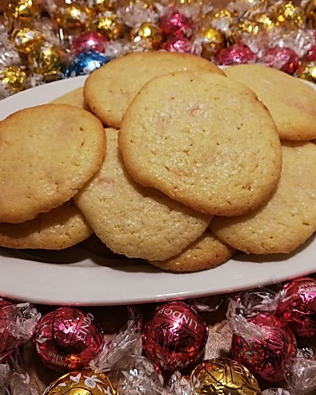 Kekse mit gefüllten Schokokugeln oder Schokoeiern