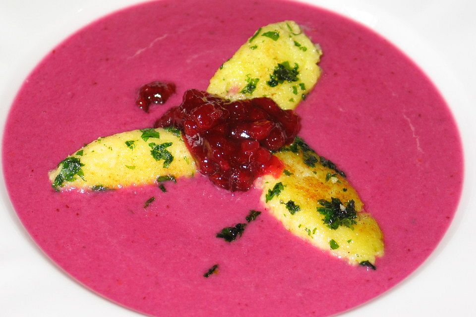 Rotkohl-Preiselbeersuppe mit Grießnockerl