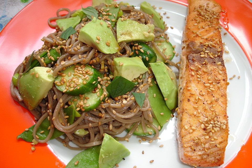 Soba-Nudelsalat und Lachs