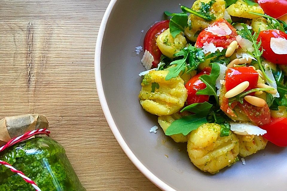 Gnocchisalat mit Tomaten und Pesto