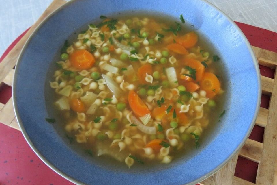 Schnelle, leichte Frühlingssuppe