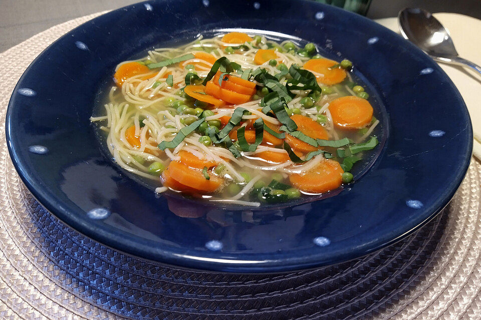 Schnelle, leichte Frühlingssuppe