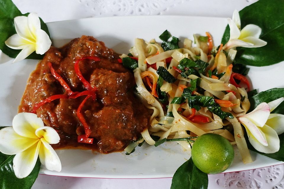 Rotes Rindfleisch-Curry mit bunten Kailan-Nudeln