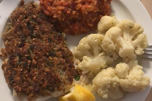 Fischfilet unter einer Nuss-Käse-Kräuterkruste mit atlantischem ...
