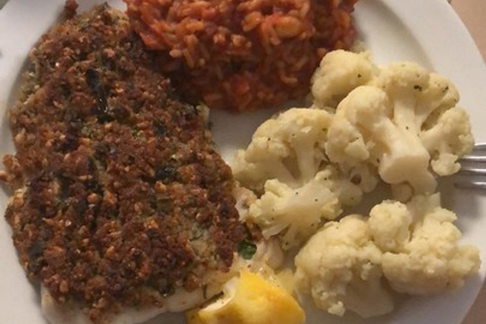 Fischfilet unter einer Nuss-Käse-Kräuterkruste mit atlantischem Tomatenreis und Blumenkohl