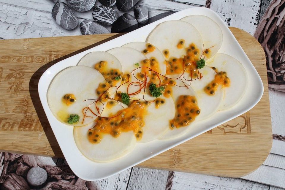 Mairübchen-Carpaccio mit Maracuja-Orangen-Dressing