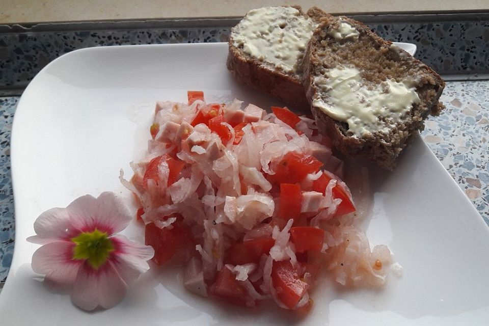 Rettichsalat mit Tomaten und Fleischwurst