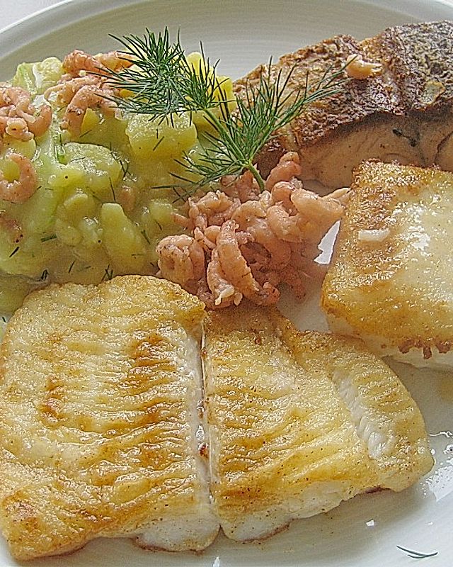 Trilogie von Meeresfischen an Kartoffel - Gurken - Salat