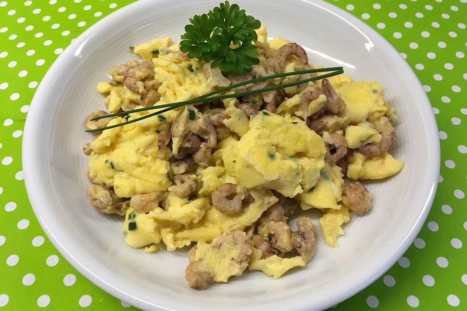 Rührei mit Krabben und Schnittlauch auf Vollkornbrot