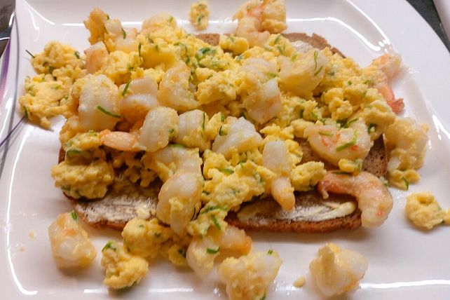 Rührei mit Krabben und Schnittlauch auf Vollkornbrot von ... Rührei mit Krabben und Schnittlauch auf Vollkornbrot von ...