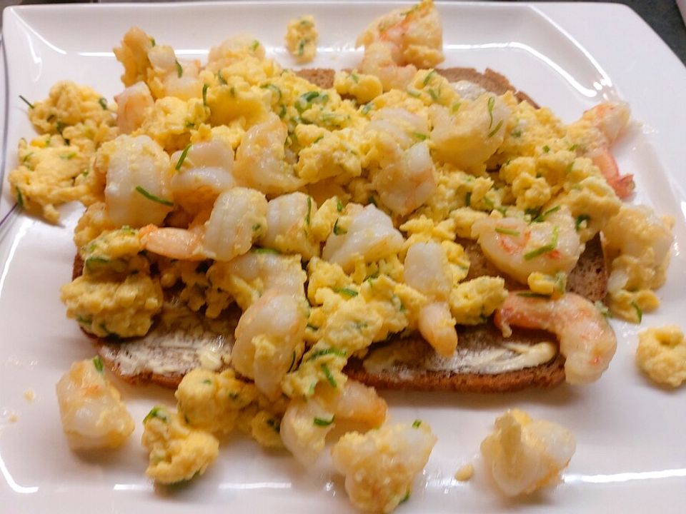 Rührei mit Krabben und Schnittlauch auf Vollkornbrot von ...