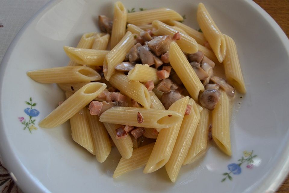 Penne mit Pilzen und Schinken-Käsesauce