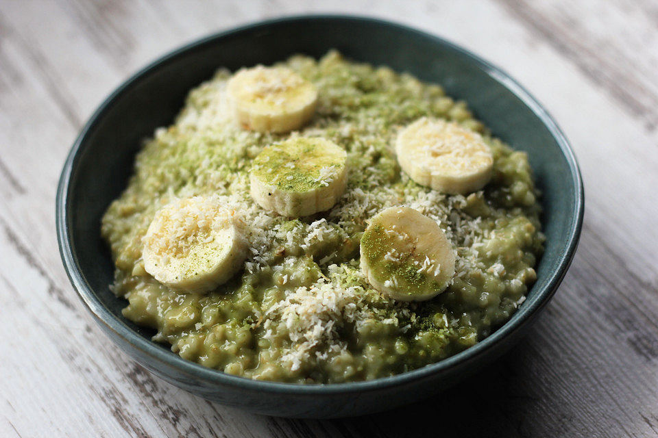 Matcha-Kokos-Porridge mit Banane