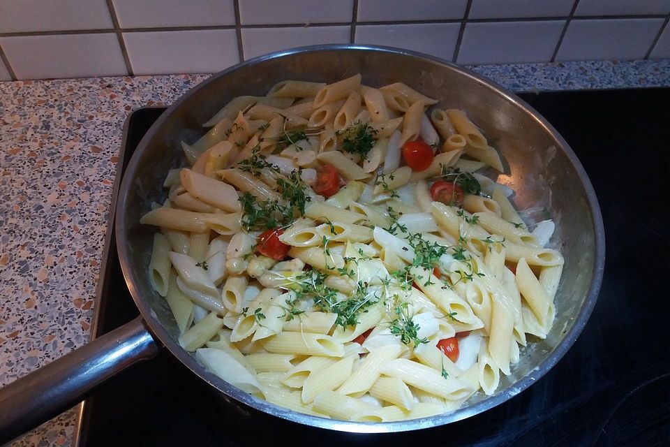 Penne mit weißem Spargel