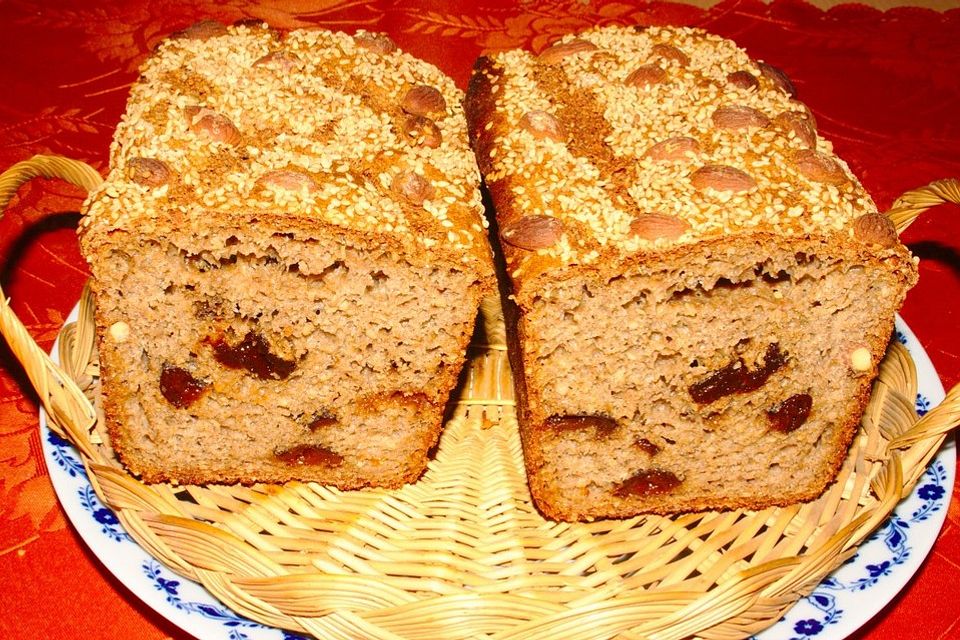 Weizenvollkornbrot mit Pflaumen, Mandeln und Sesam