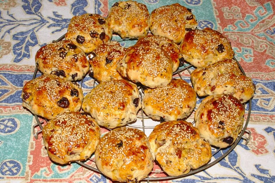 Hefebrötchen mit Datteln, Cranberries und Sesam