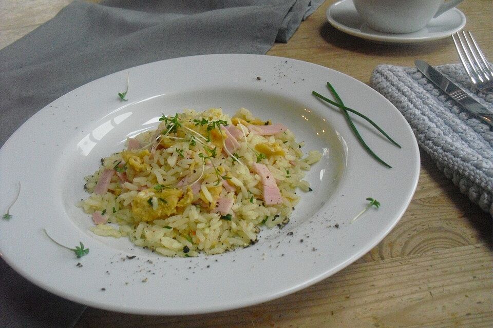 Herzhaftes Frühstück - Reis mit Schinken und Ei