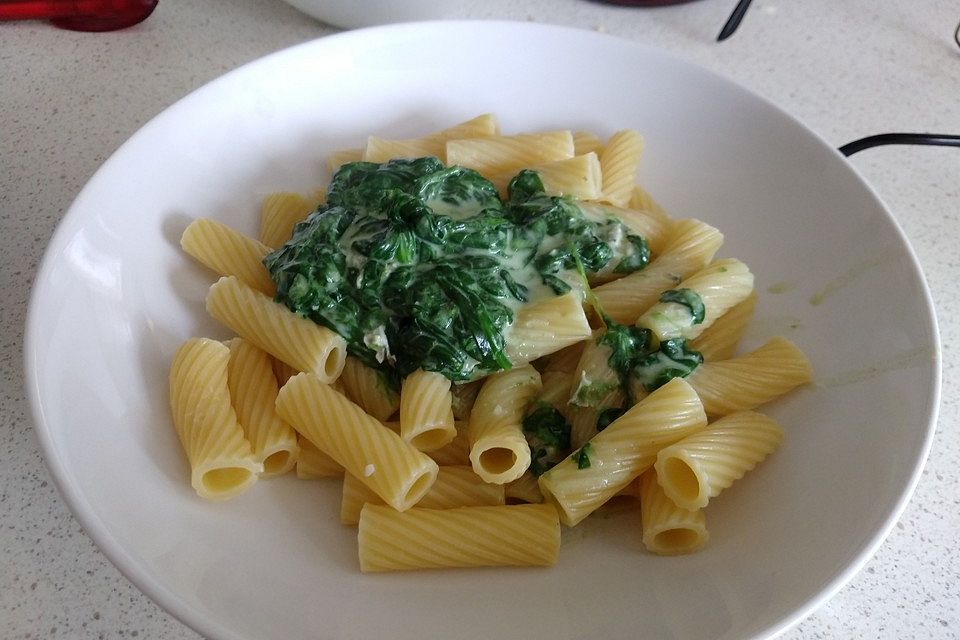 Vegetarische Rigatoni mit Spinat-Gorgonzola-Sauce