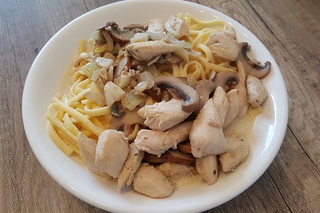 Hähnchengeschnetzeltes mit Champignons in einem Spätzlebett von ...