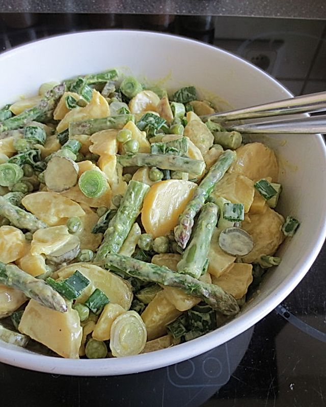Vegetarischer Frühlingskartoffelsalat mit viel knackigem Gemüse