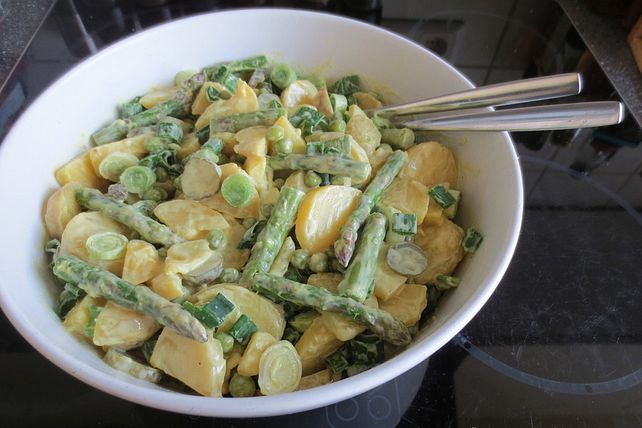 Vegetarischer Frühlingskartoffelsalat mit viel knackigem Gemüse von ...