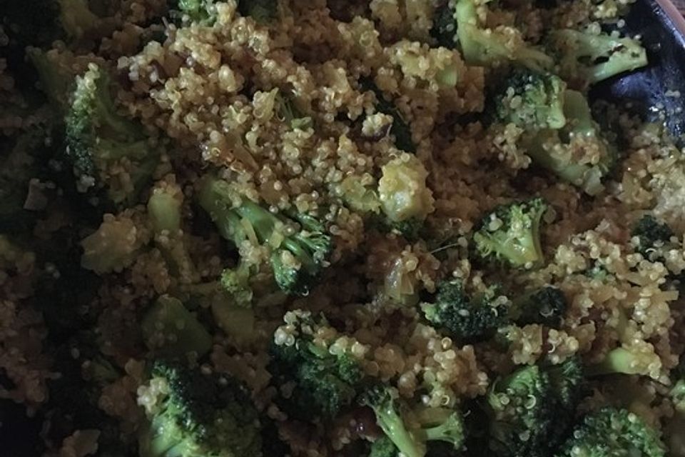 Quinoa-Brokkoli-Pfanne mit Datteln