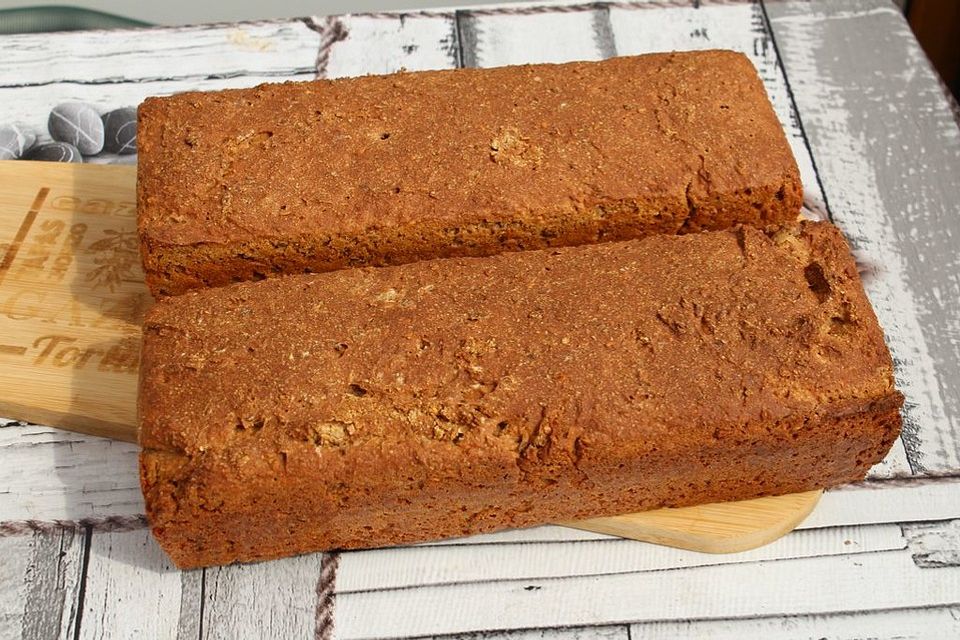 Einkorn-Weizen-Roggensauerteig-Vollkornbrot mit Joghurt und Saaten