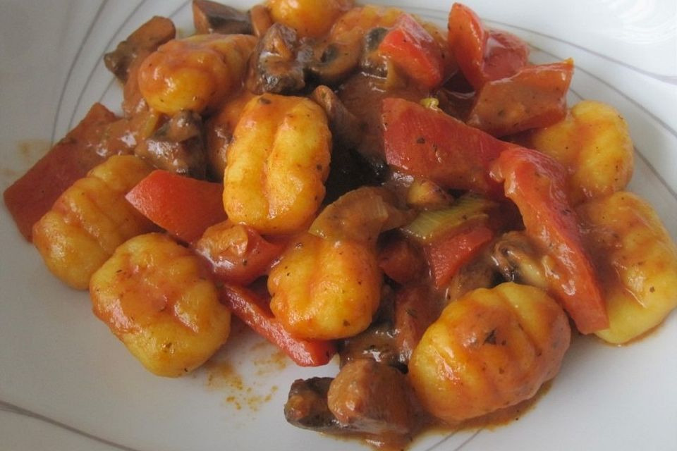 Vegetarische Gnocchipfanne mit Paprika und Brokkoli