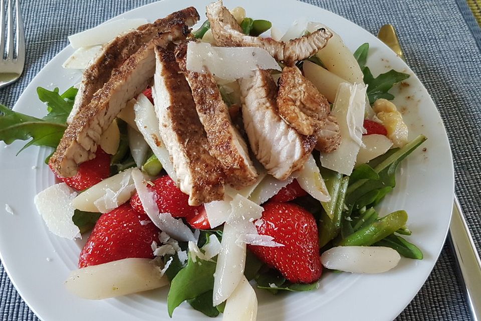 Spargel-Salat mit Erdbeeren und Rucola