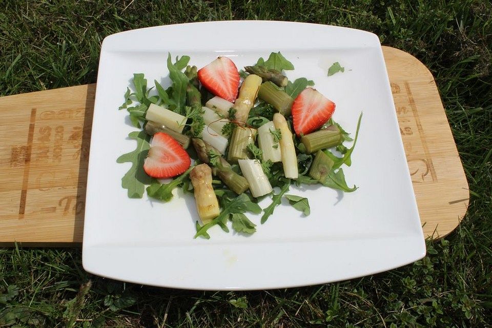 Spargel-Salat mit Erdbeeren und Rucola