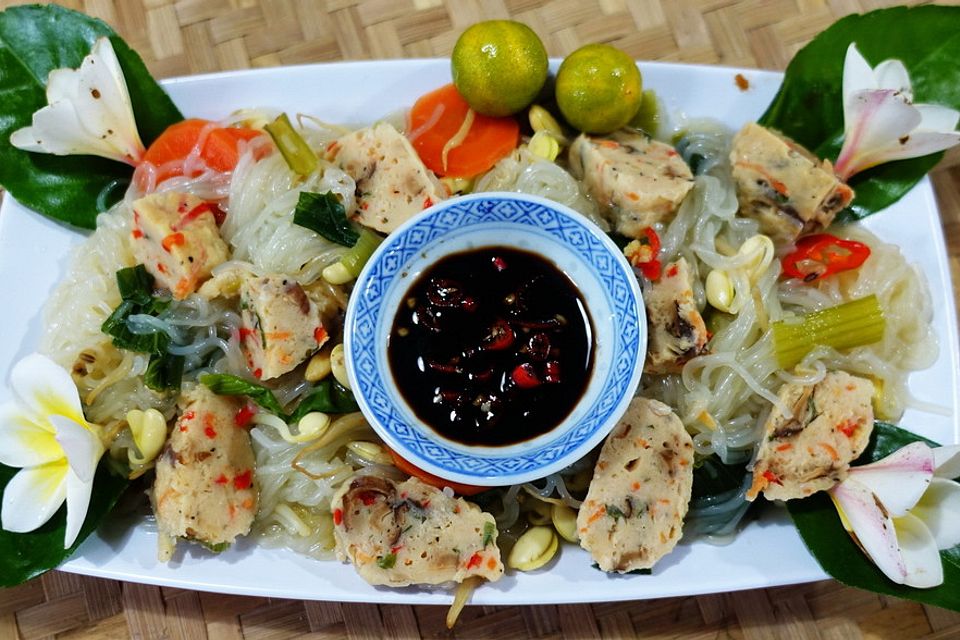 Reis-Vermicelli mit Gemüse und Bakso Ayam in Austernsauce - Cah Tanghun Ayam Saus Tiram