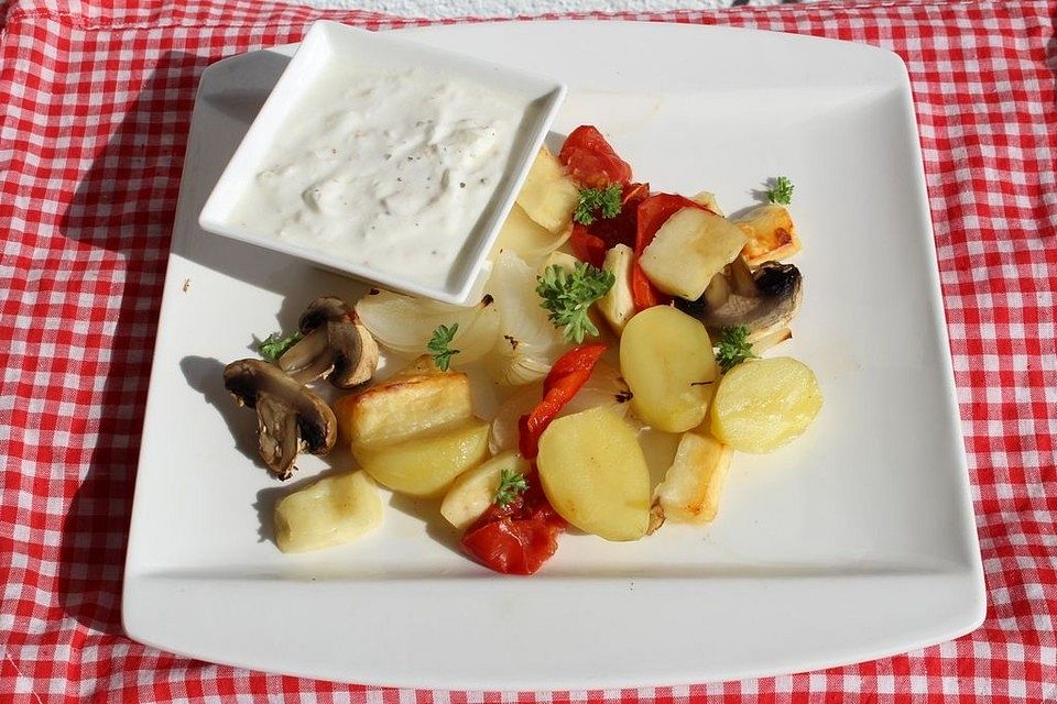 Mediterranes Ofengemüse mit Quark-Joghurt Dip