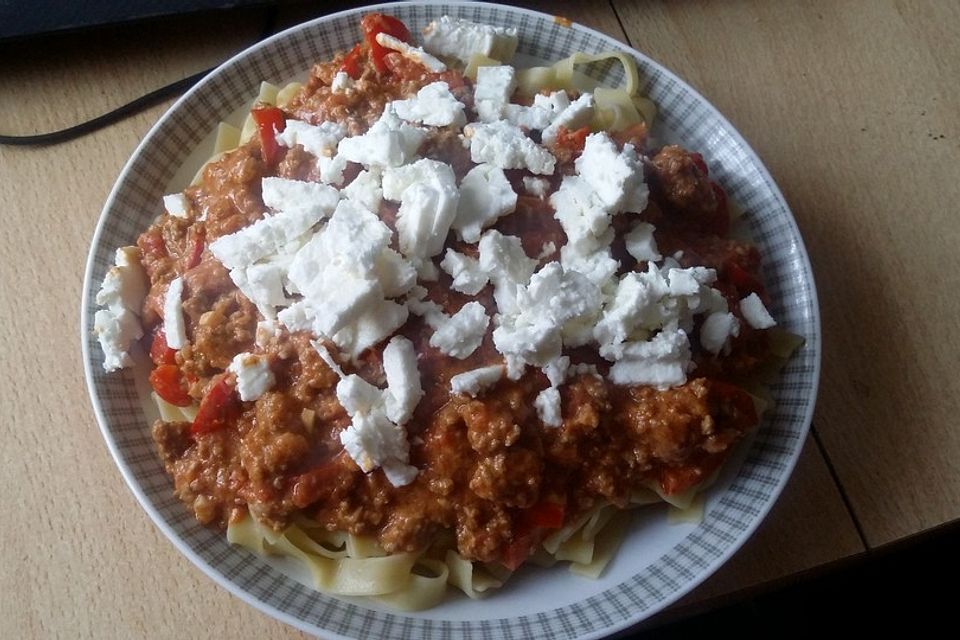 Bandnudeln in Tomatencreme-Bolognese und Schafskäse