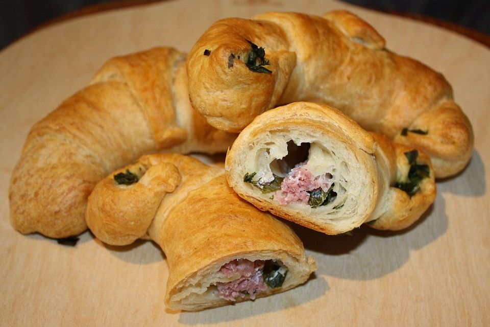 Croissants mit Bärlauch-Mett-Füllung