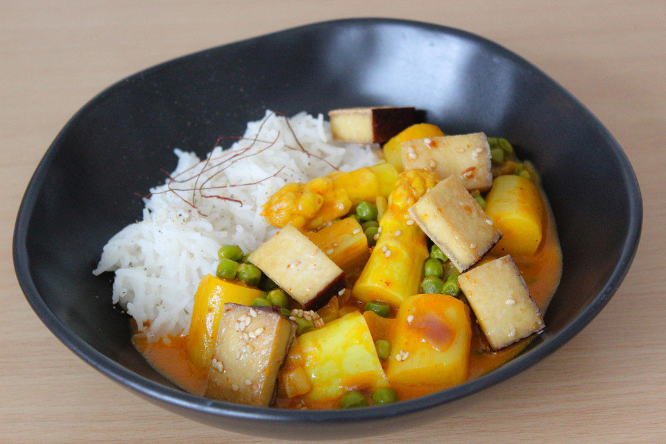 Spargel-Erbsen-Curry mit gebratenem Tofu und Reis