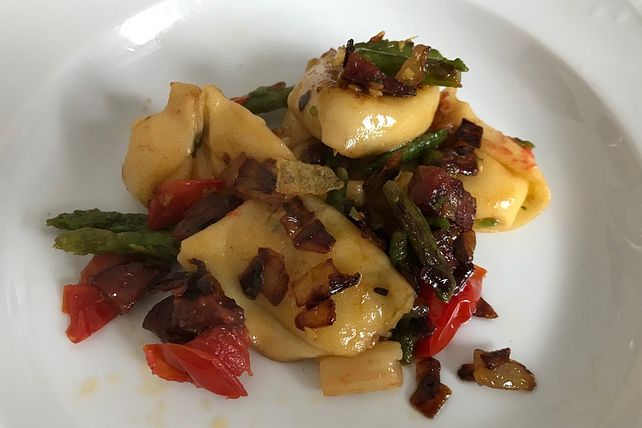 Tortellini-Pfanne mit Spargel und Salami von gamersbabe| Chefkoch