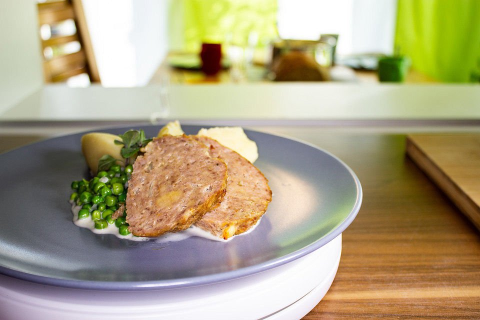 Falscher Hase mit Rahmerbsen und Kartoffelstampf