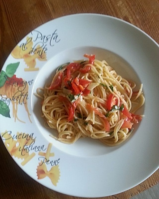 Knoblauchspaghetti mit Tomaten, Basilikum und Parmesan