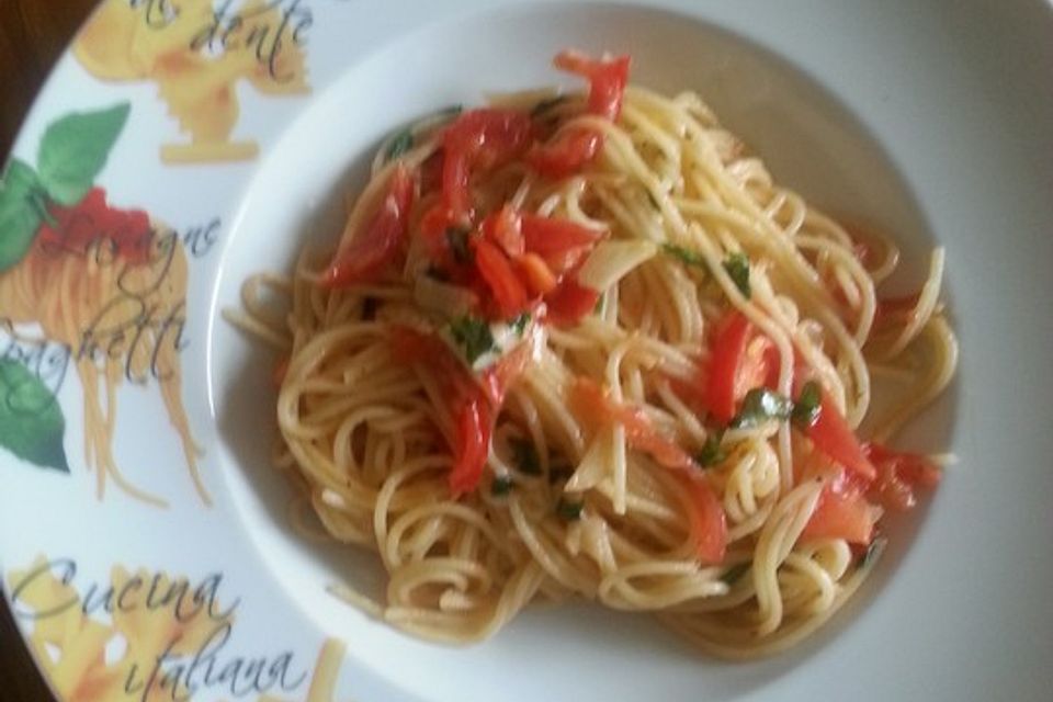 Knoblauchspaghetti mit Tomaten, Basilikum und Parmesan