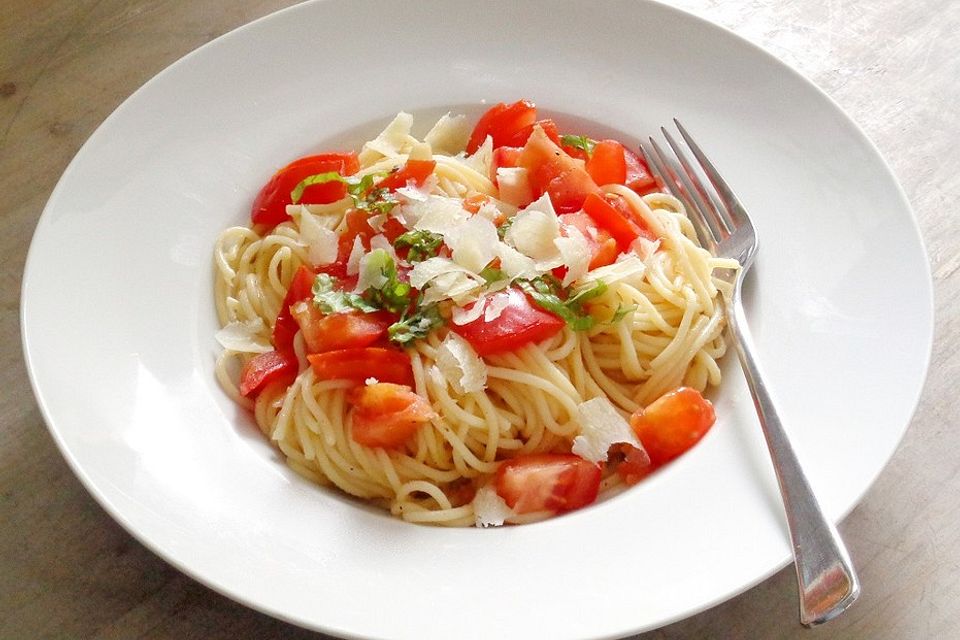 Knoblauchspaghetti mit Tomaten, Basilikum und Parmesan