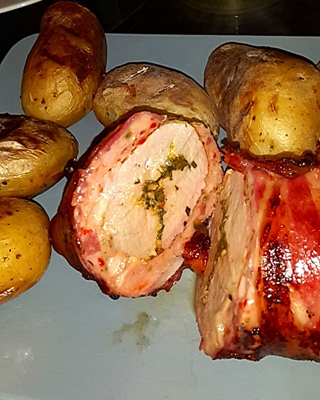 Kräuter-Schweinefilet mit Pizzafleischkäse und Bacon ummantelt