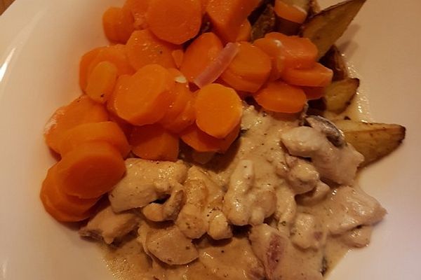 Hühnchenragout mit Kartoffelspalten und Möhrengemüse von Sarzanij ...