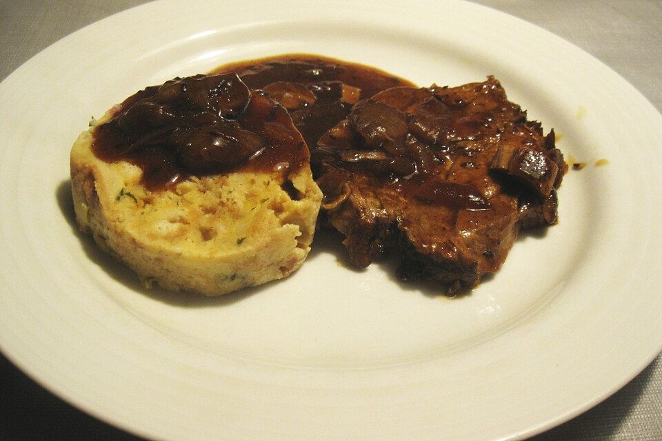 Schweinebraten mit Semmelknödel