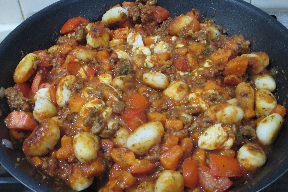 Gnocchi-Hackfleisch-Pfanne mit Süßkartoffeln