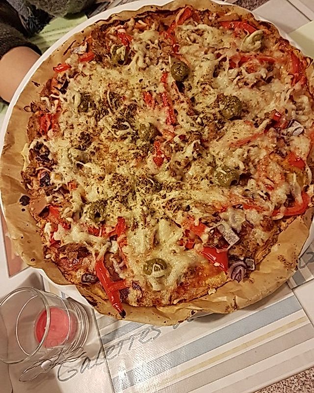 Low carb Pizza mit Kichererbsenmehl
