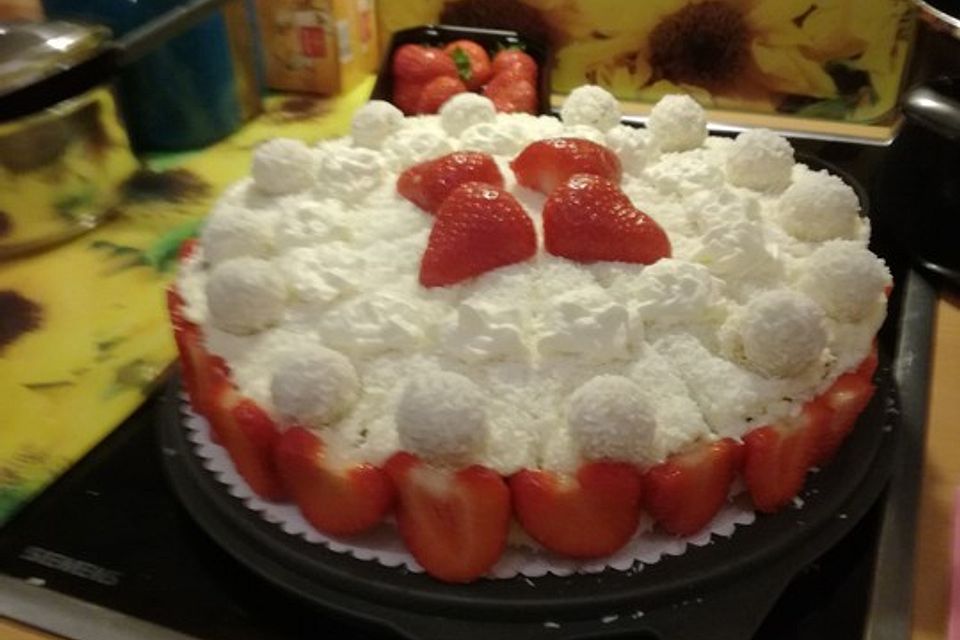 Raffaello-Torte mit Erdbeeren