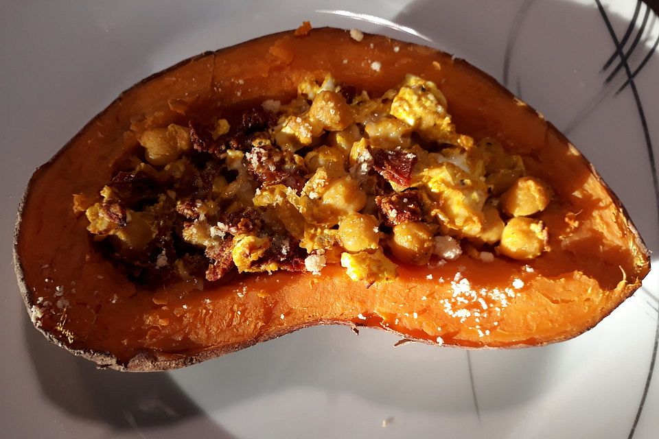 Gefüllte Süßkartoffeln mit Kichererbsen, Tomaten, Curry und Feta